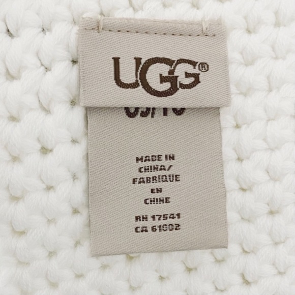 UGG White Ivory Pompom Beanie Knit Hat NWT - Picture 10 of 11